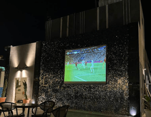 شاشة المباريات في باريسيان لاونج الطائف